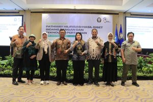 Foto bersama Rektor dan Narasumber