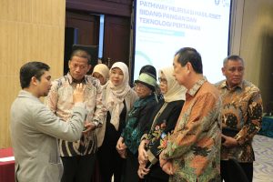 Rektor, Narsum, DUDI menerima Penjelasan dari Inovator